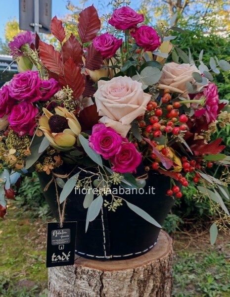 scenografica composizione di fiori di stagione