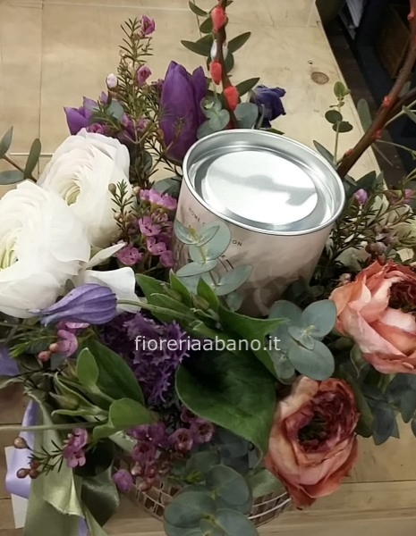 box fiorita con candela profumata